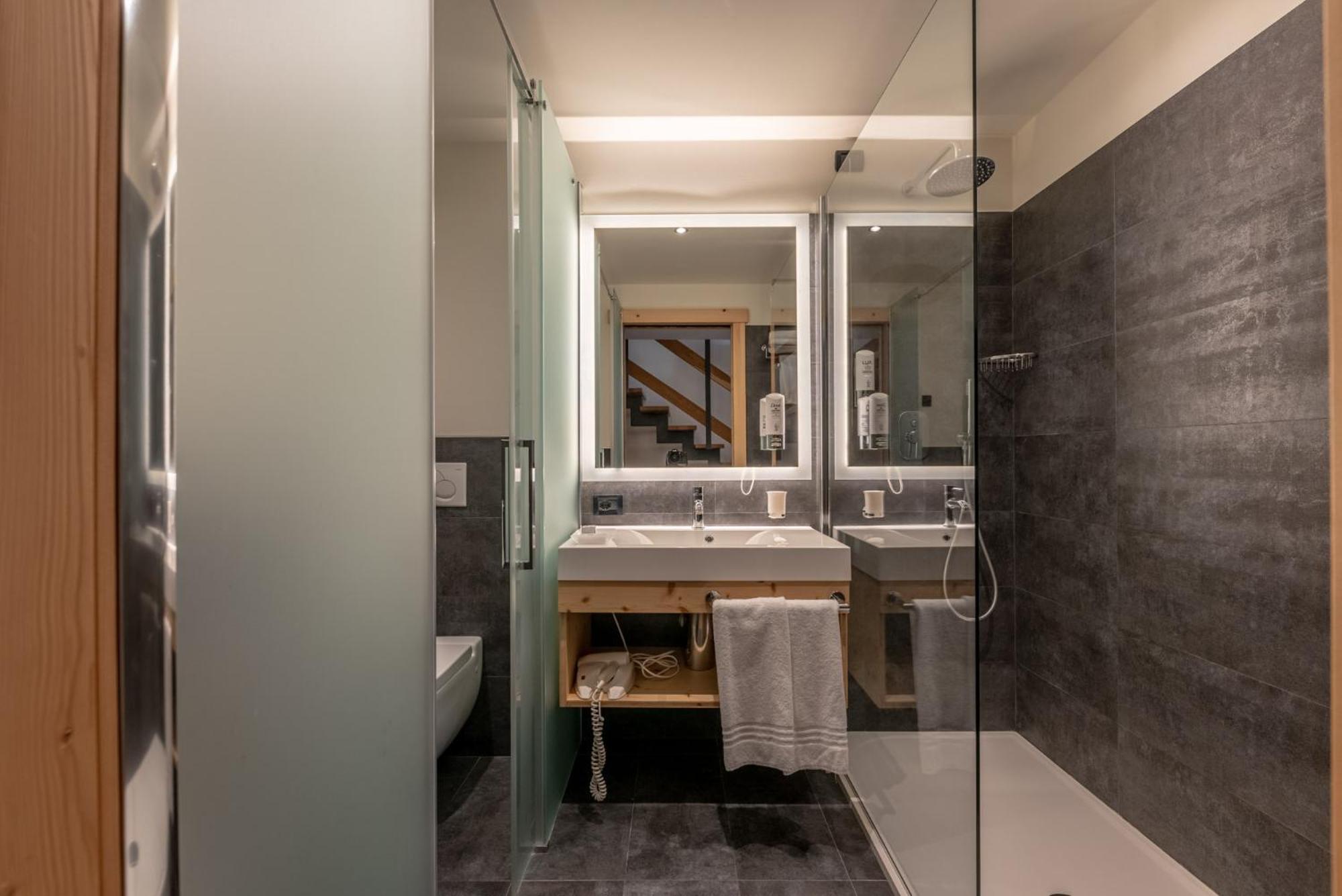 Alpholiday Dolomiti Wellness & Family Hotel ديمارو الغرفة الصورة