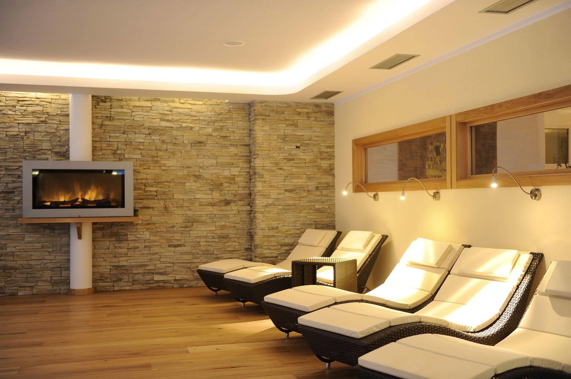 Alpholiday Dolomiti Wellness & Family Hotel ديمارو المظهر الخارجي الصورة